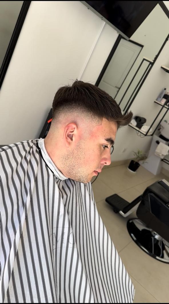 Quiff con skin fade lateral