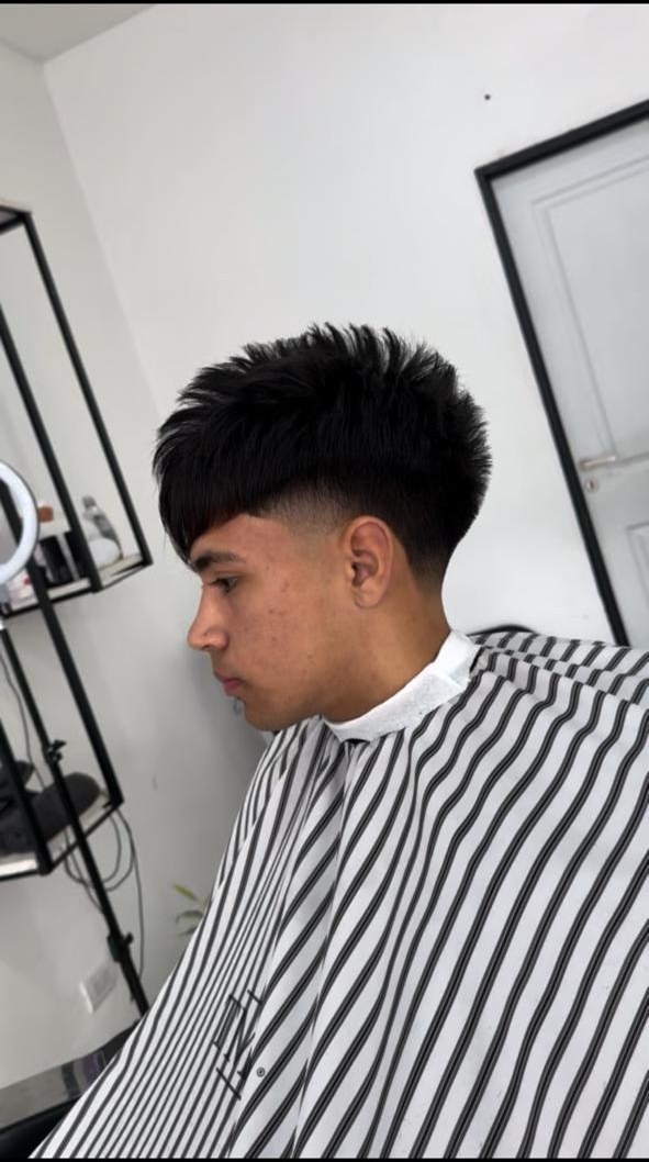 Corte con flequillo y taper fade