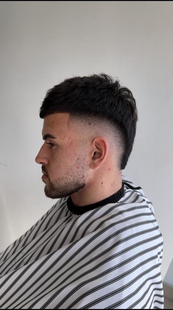 Mullet moderno con barba perfilada