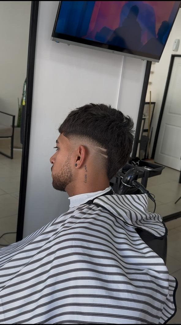 Mullet con delineado y skin fade