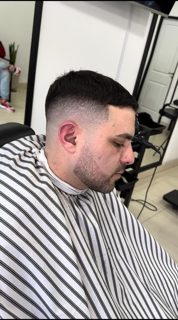 Corte clásico con skin fade y barba